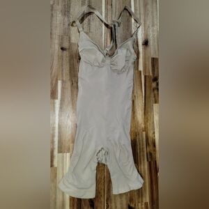 SKIMS sculpting bodysuit with mid thigh women's Medium NWT